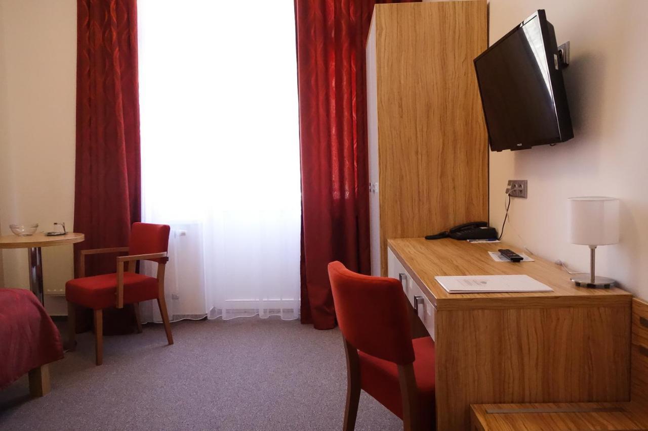 Hotel Astoria Jachymov Bagian luar foto