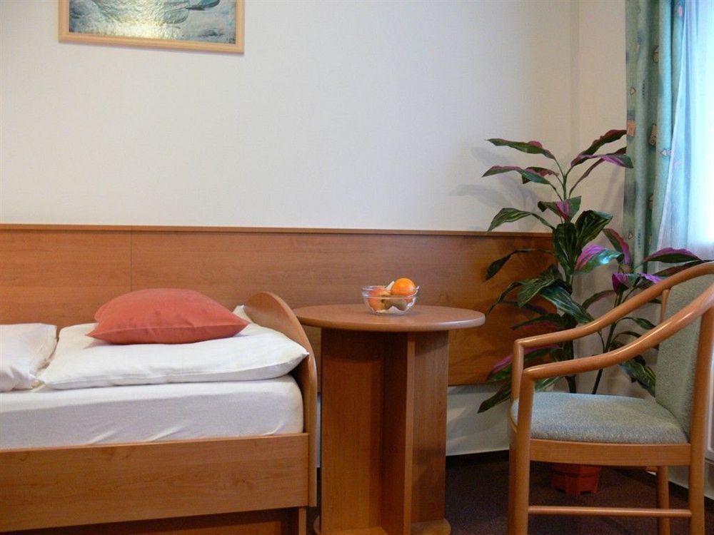 Hotel Astoria Jachymov Bagian luar foto